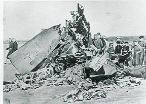 Soviets viewing wreckage of Powers plane